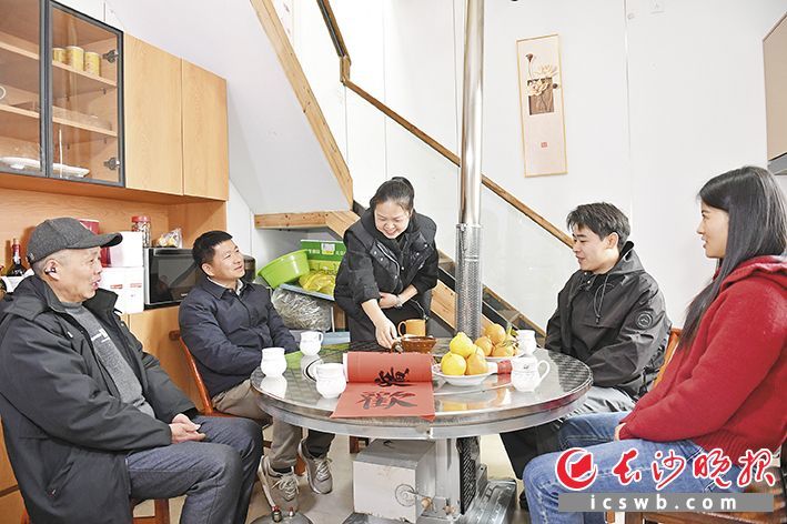 乡村CEO杨海亮与几位本地村民围坐一起,在小年烟火气中唠家常。长沙晚报全媒体记者 王志伟 摄