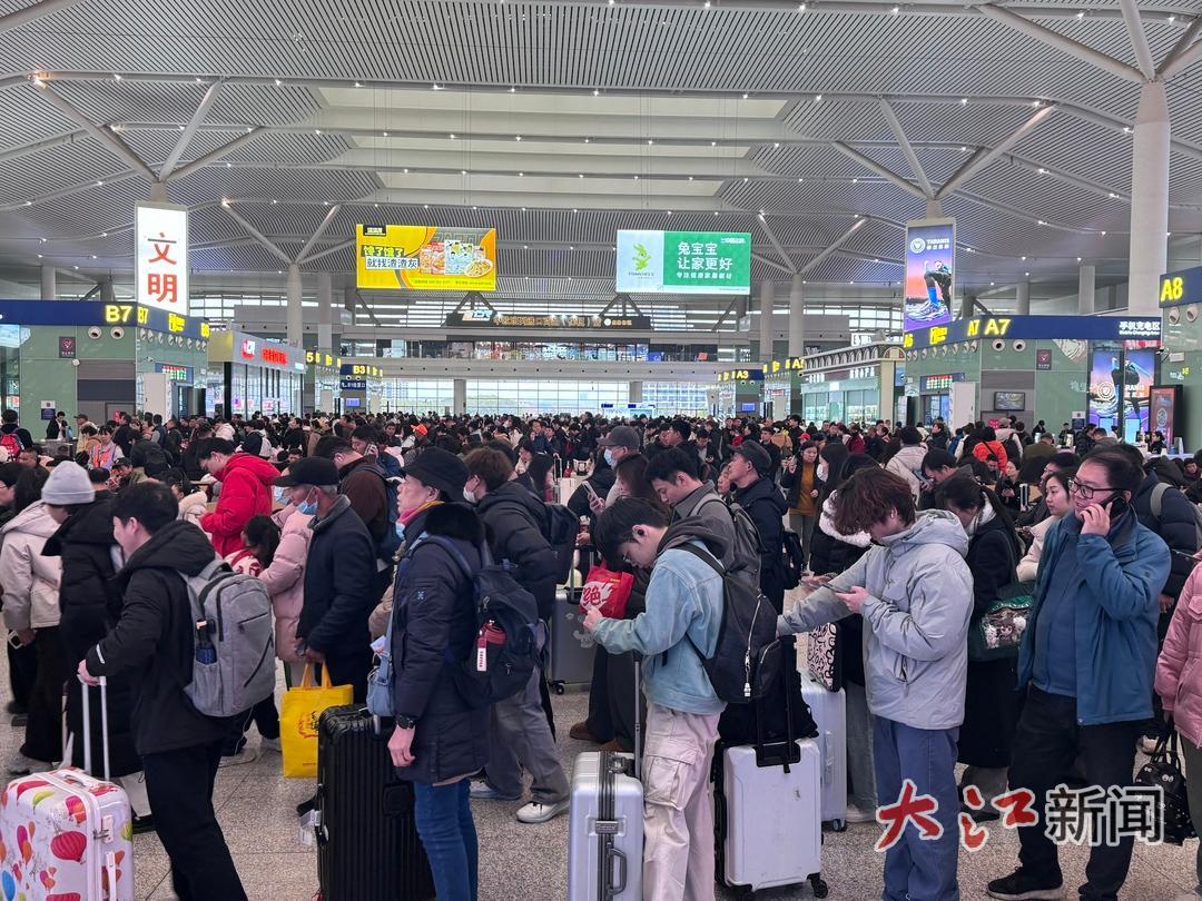 高铁站内乘客在排队检票进站