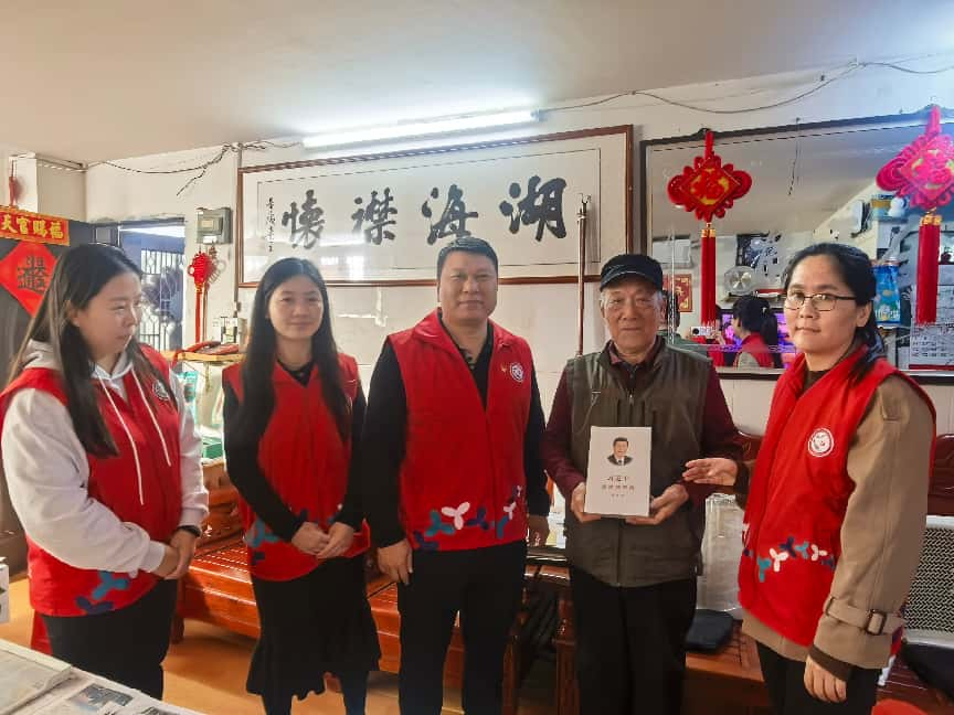 新春送温暖 情系党员心——  河西社区党委春节走访慰问老党员
