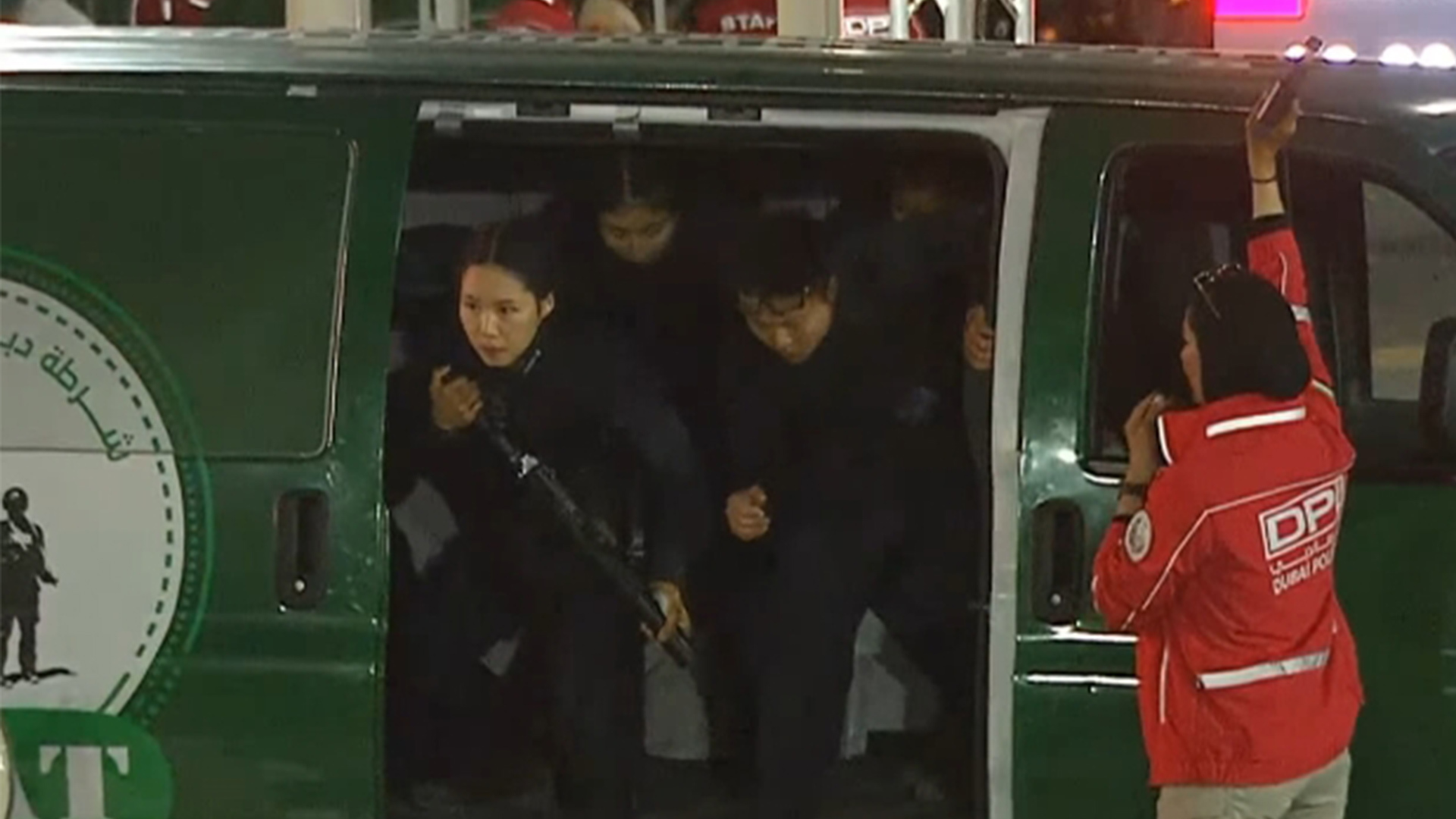 英姿飒爽！阿联酋特警挑战赛首日，中国特警女队首战告捷，四川女子特警队在总排名中位列25，超越了多数男子队伍