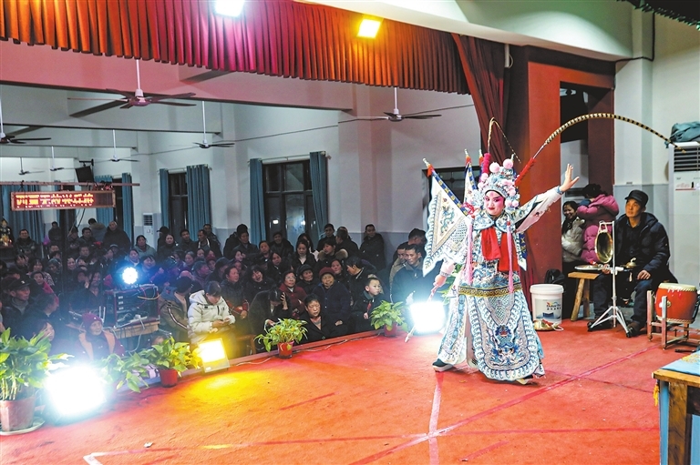 一招一式皆认真。