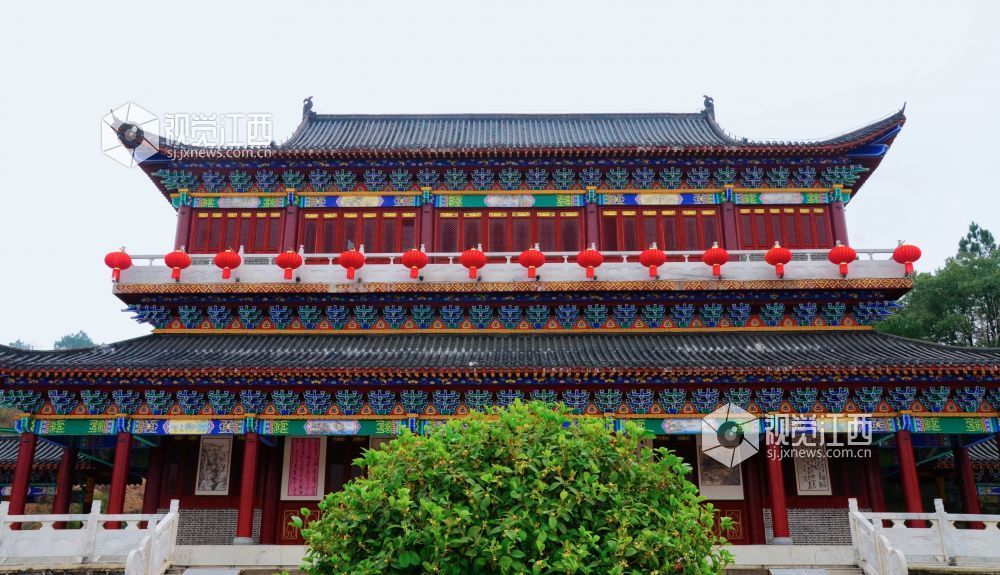 2月11日，新春临近，江西省吉安市永新县仰山公园里，红灯笼点缀在古色古香的楼阁建筑上，传统韵味与新春喜庆氛围完美交融。