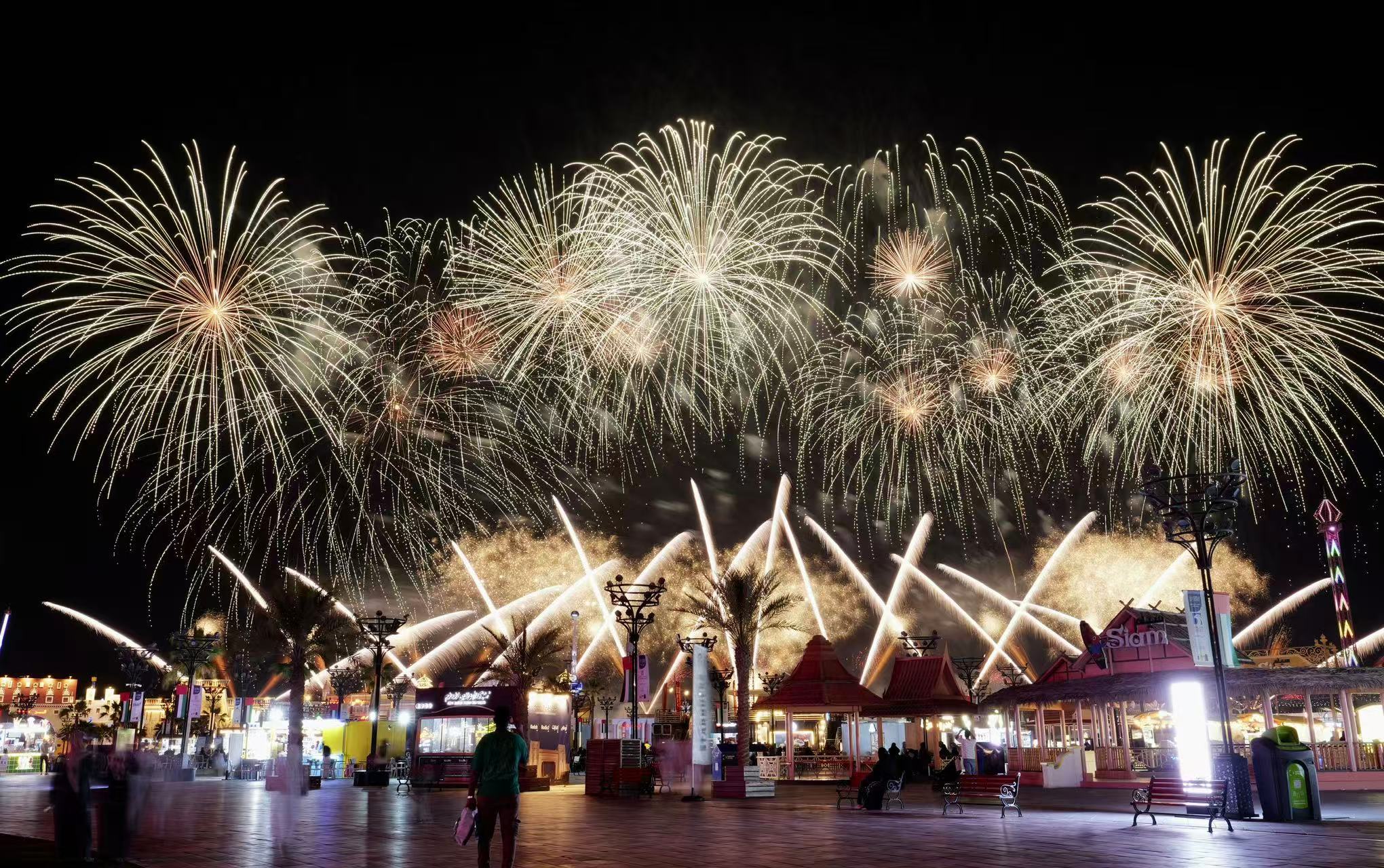 浏阳烟花绽放阿布扎比夜空 湖湘文化点亮阿联酋新春