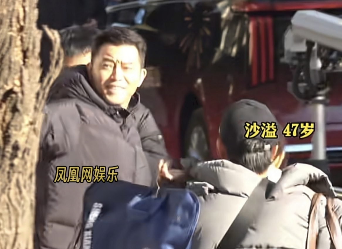 沙溢现身，向大家打招呼。