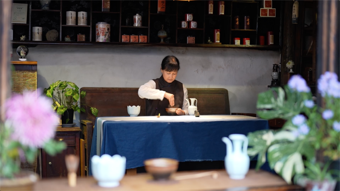 古城记忆茶舍主理人、非遗宋代点茶第21代第180位传人卢华制作点茶