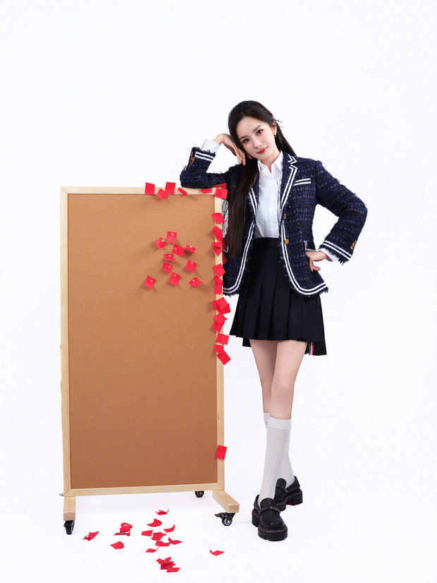 杨幂的大长腿比例十分优越。