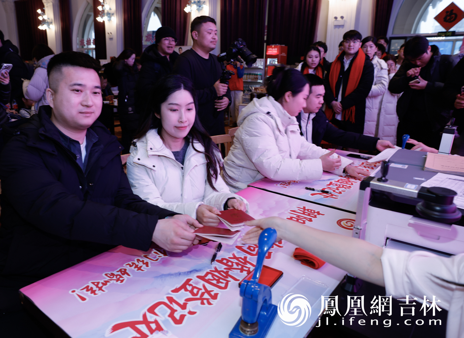 图集|“连理长春,挚爱长白”14对新人在冰雪中见证爱情