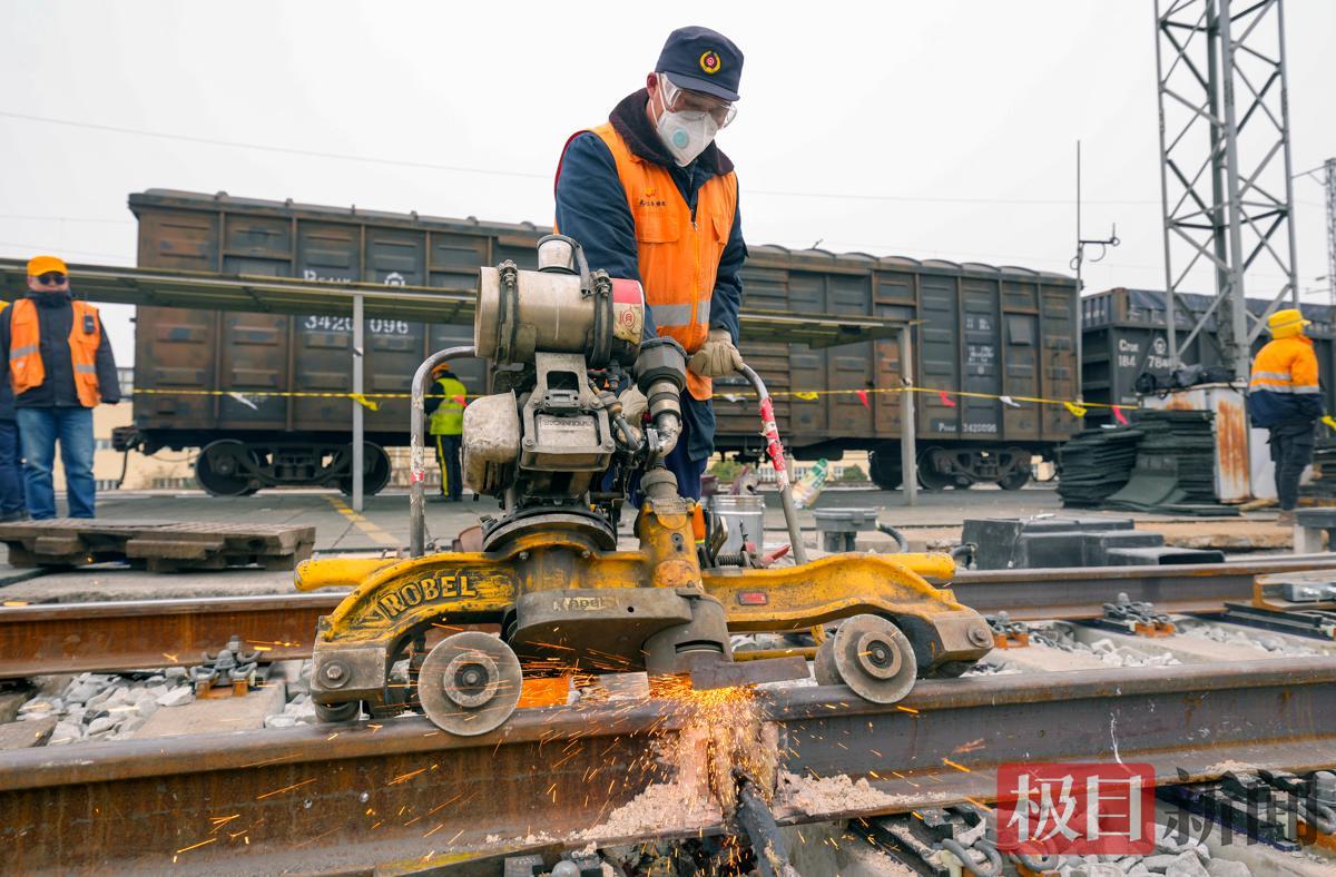 打磨焊接后的轨面