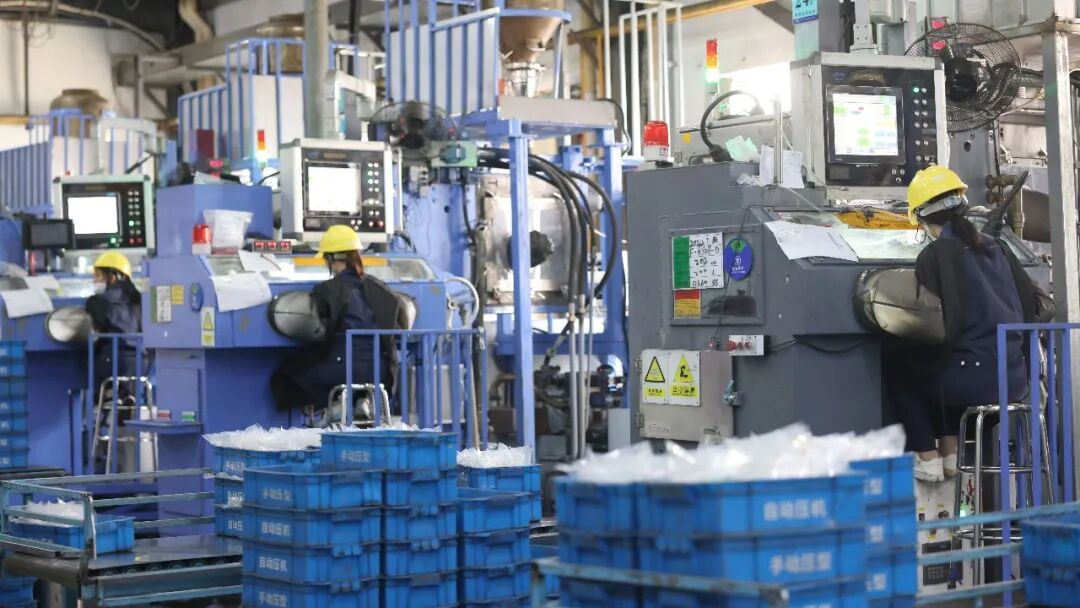 江西金力永磁科技股份有限公司的工人在加紧生产产品。记者欧艳芬 特约记者潘萍 摄