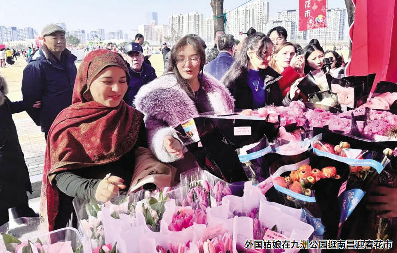 外国姑娘在九洲公园逛南昌迎春花市
