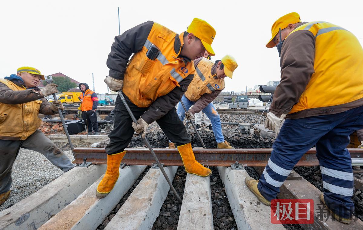 人工调整新更换枕木的间距