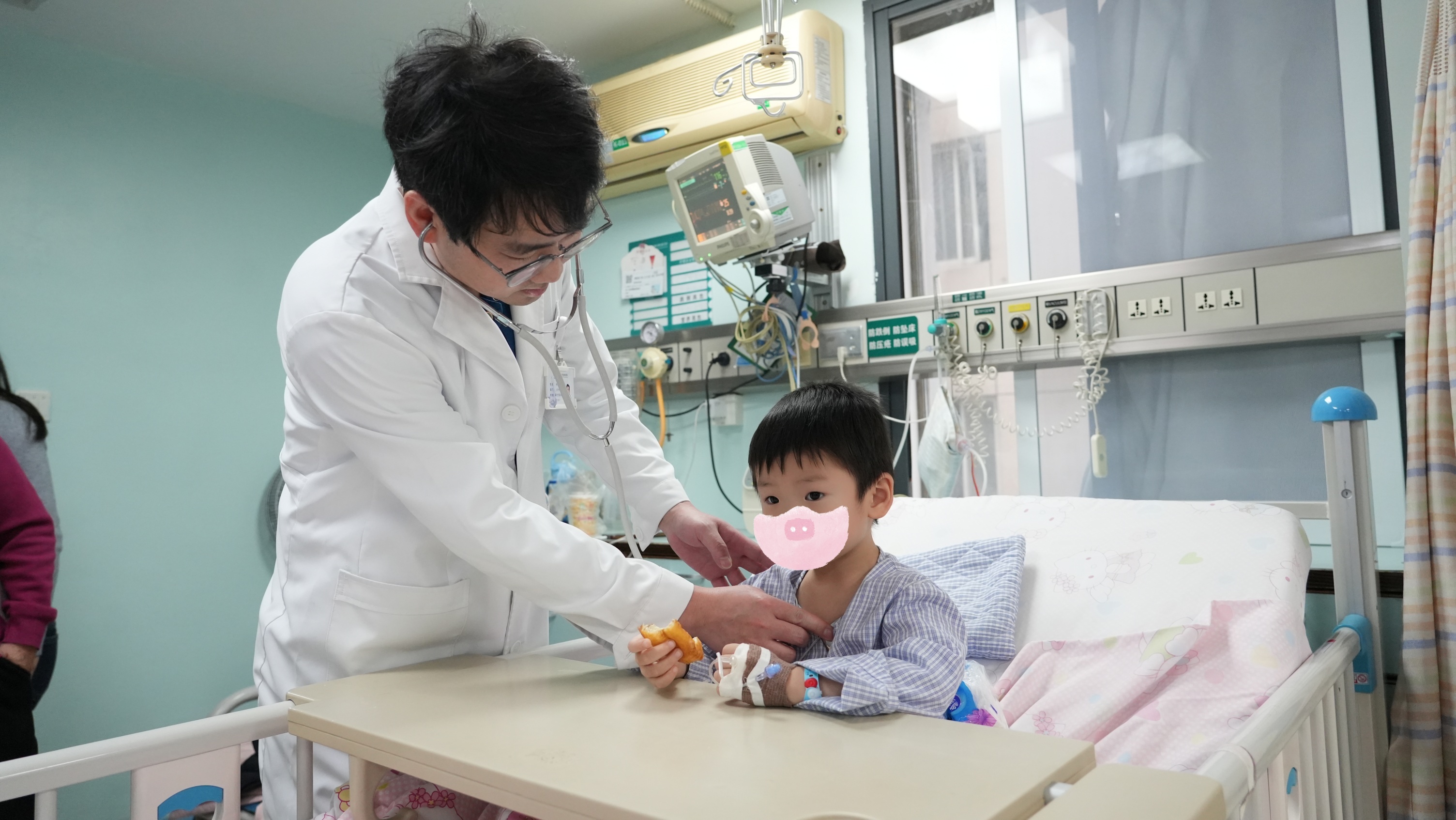 李晓勇主任为凡凡做检查