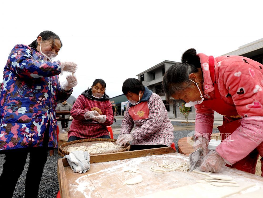 江西分宜：炸丸子切米糖 烟火气里迎新春（图）
