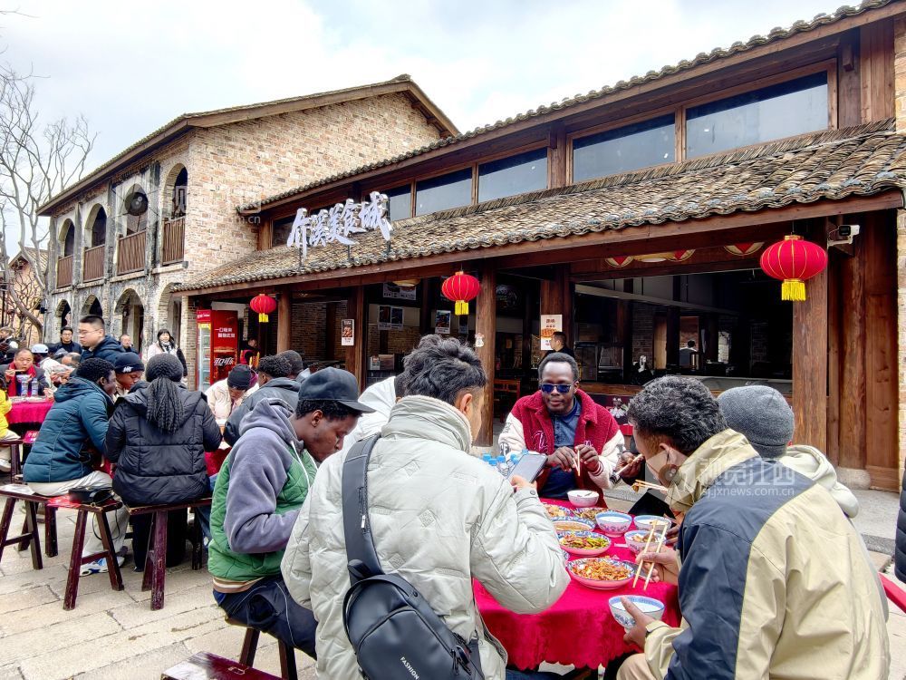 江西分宜:外国留学生体验民俗感受年味(图)