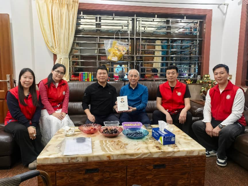 新春送温暖 情系党员心——  河西社区党委春节走访慰问老党员