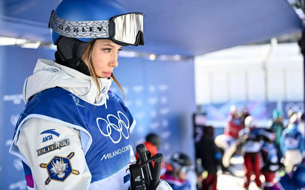 谷爱凌在比赛中眼神尖锐。