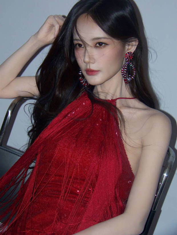 搜狐娱乐讯 2月11日，一组李一桐参加小年夜晚会的美照曝光。