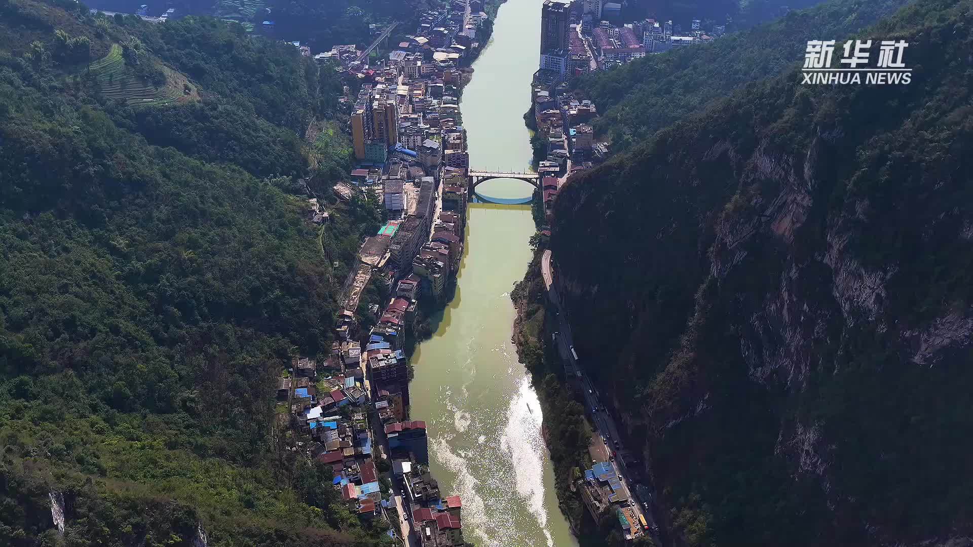 欧洲游客探访“云南最窄县城”