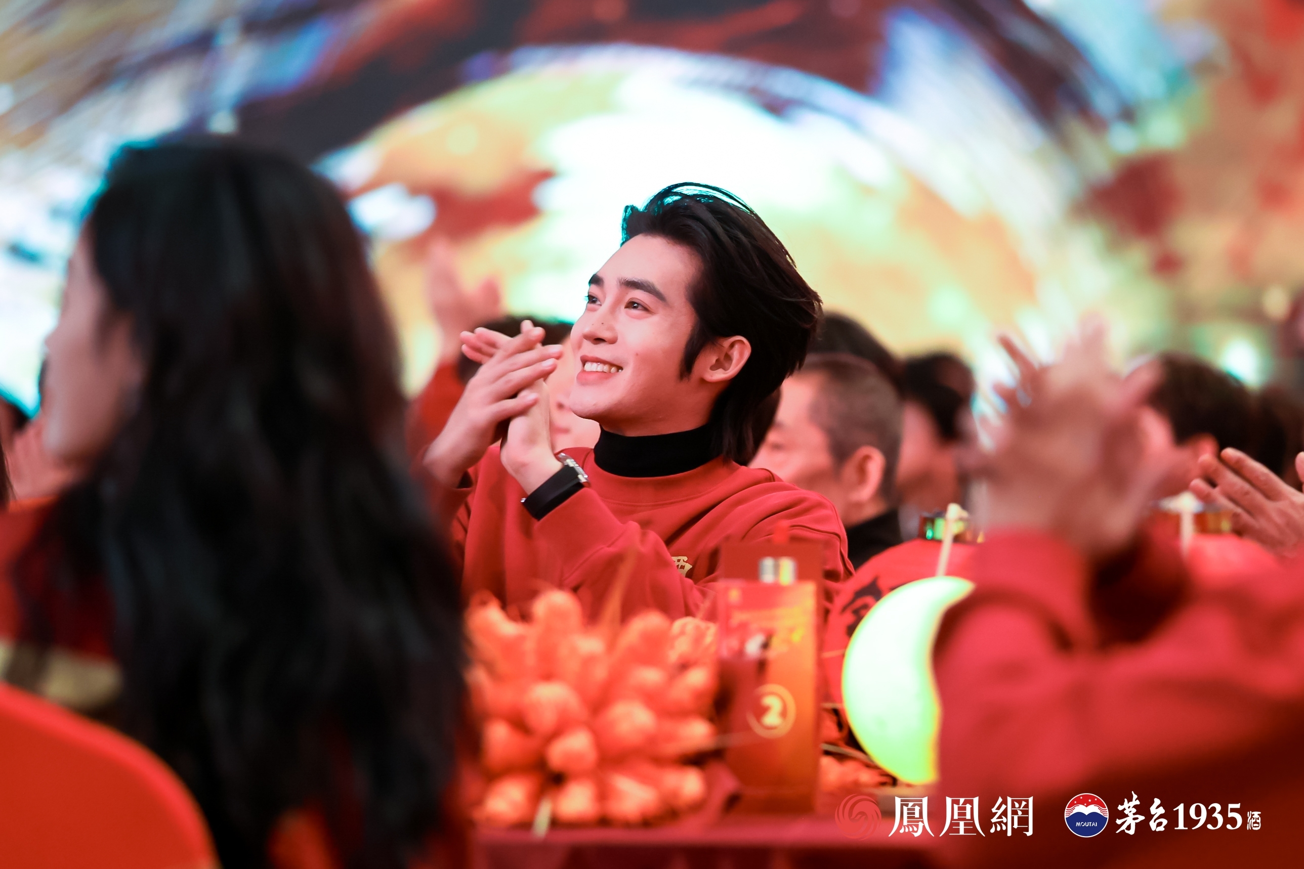 于适在台下认真倾听，微笑鼓掌。