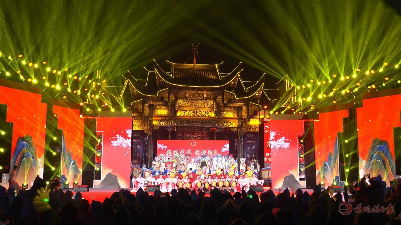 ▲ 古戏台灯光璀璨