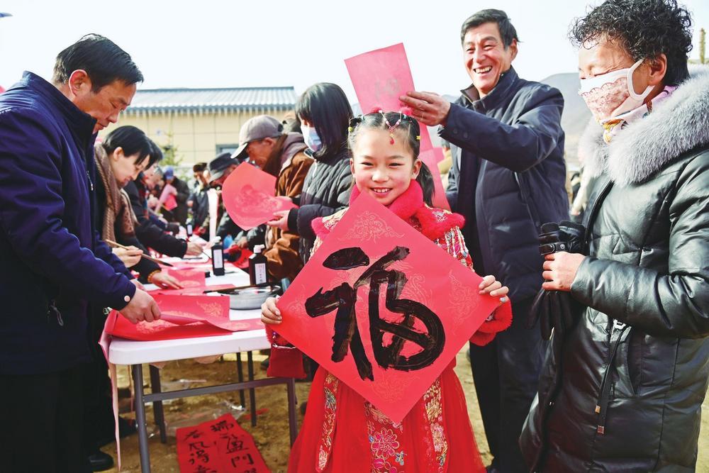 书法爱好者为旧庄沟村的村民们送上春联