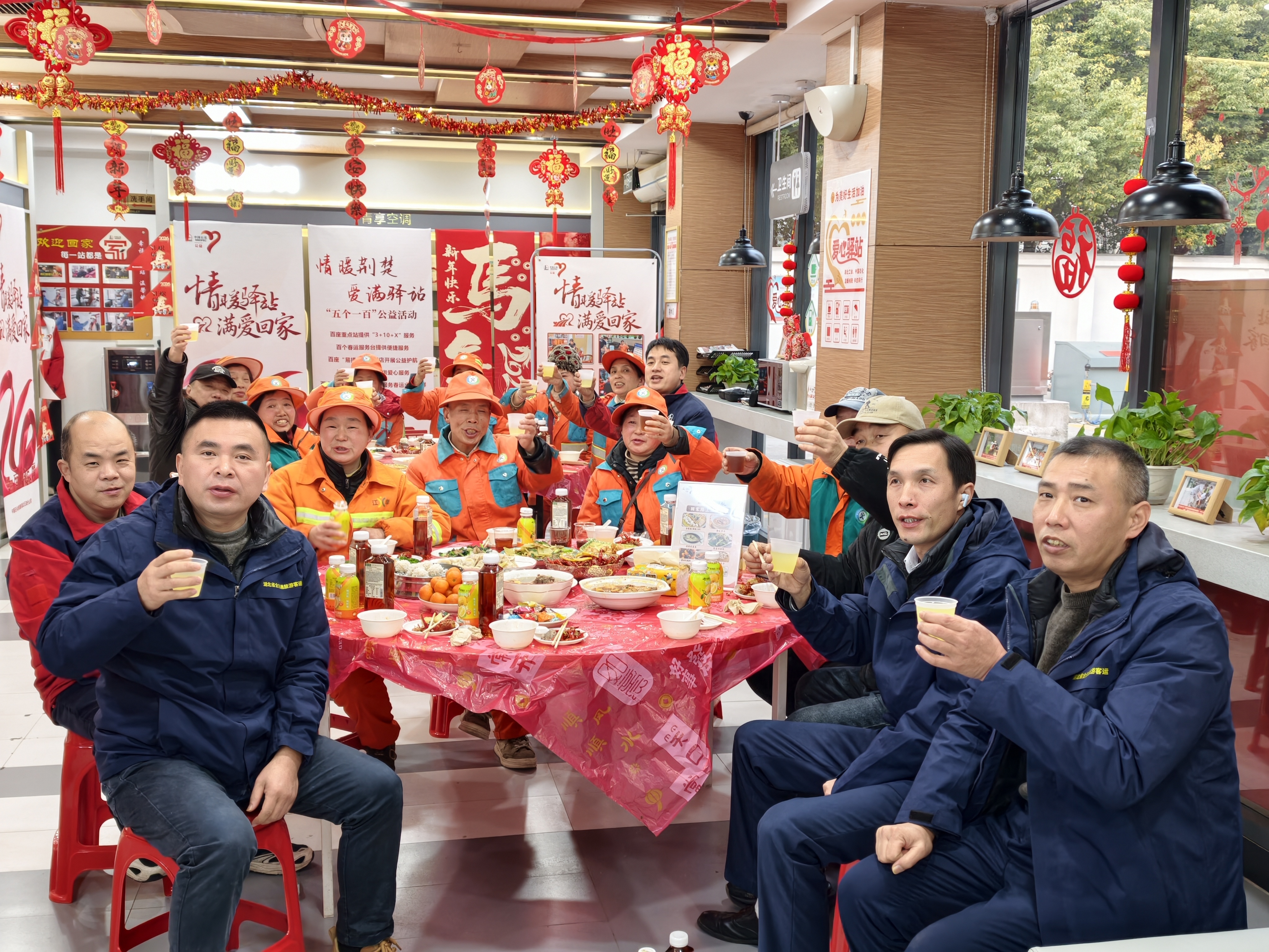 一顿停驻在加油站的团年饭：潜江龙虾与他们的红火小年