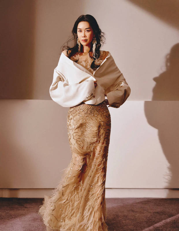 搜狐娱乐讯 7日，那英参加中国网络视听盛典的造型写真照释出，她身穿亮钻羽毛裙搭配纯白廓形夹克，时髦靓丽，气质优雅迷人。