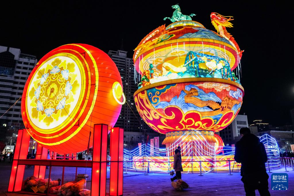 这是2月10日在兰州市城关区东方红广场拍摄的“龙马精神”主题大型灯组　新华社记者　郎兵兵　摄