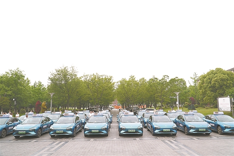新能源出租车列队出发。 本报全媒体记者 蔡颖辉摄