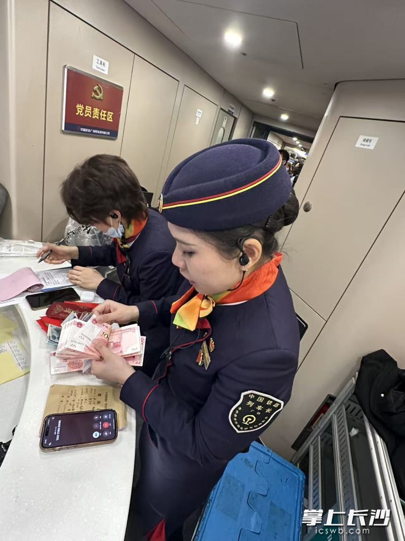 列车长刘婷清点旅客遗落的财物。通讯员 供图