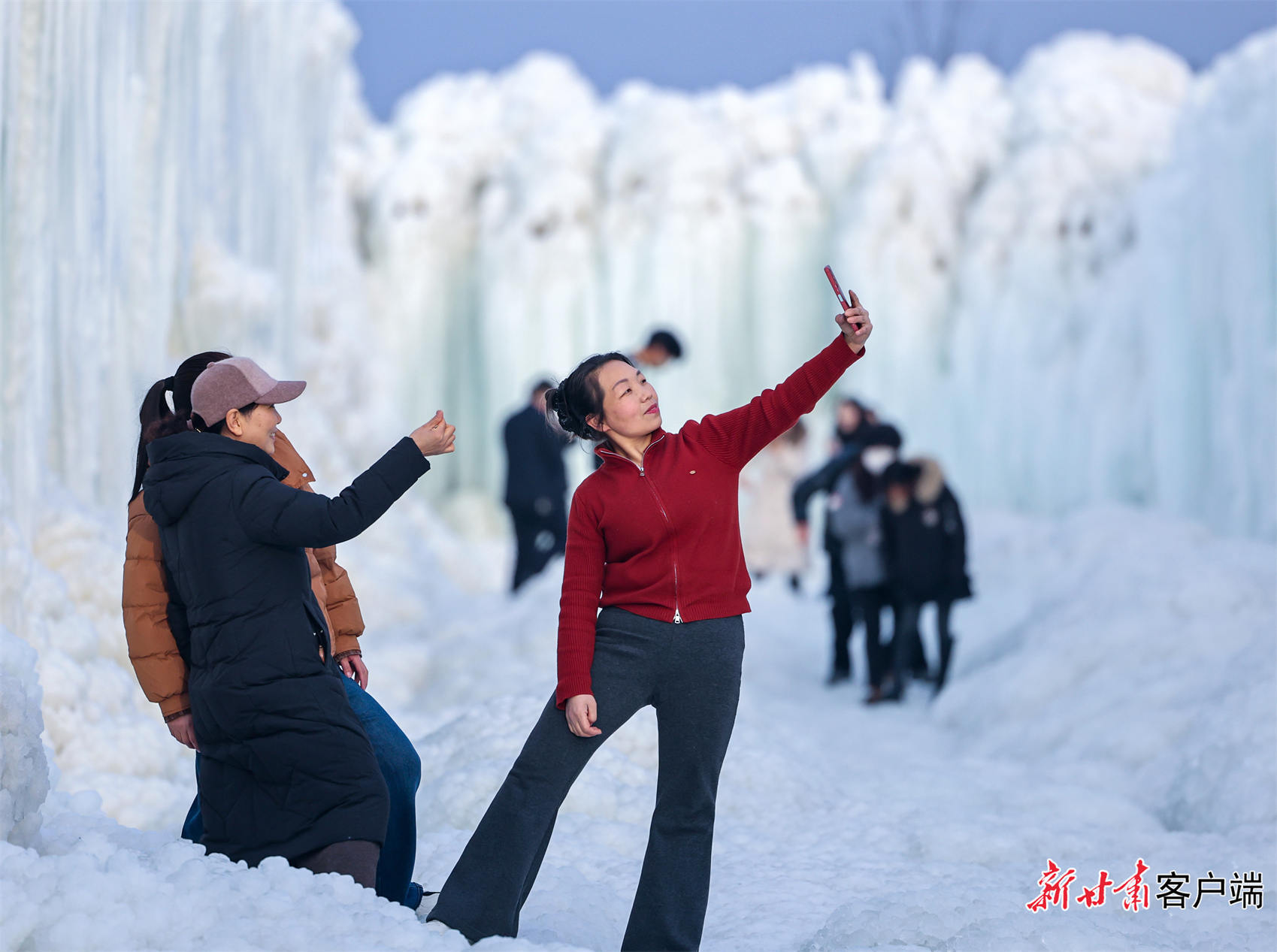 游客在青鹃山冰瀑大世界打卡拍照　新甘肃&middot;甘肃日报记者　冯乐凯