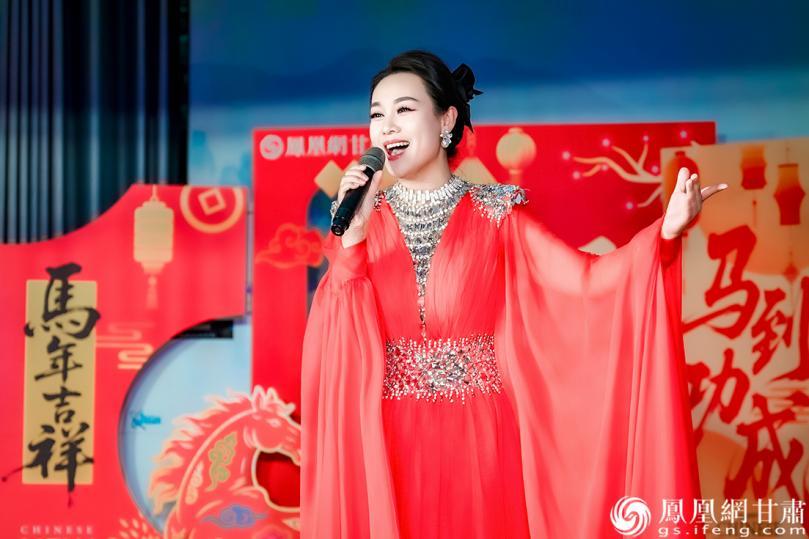 二级演员、中国音乐家协会会员李静献唱歌曲《在希望的田野上》　李德宇　摄