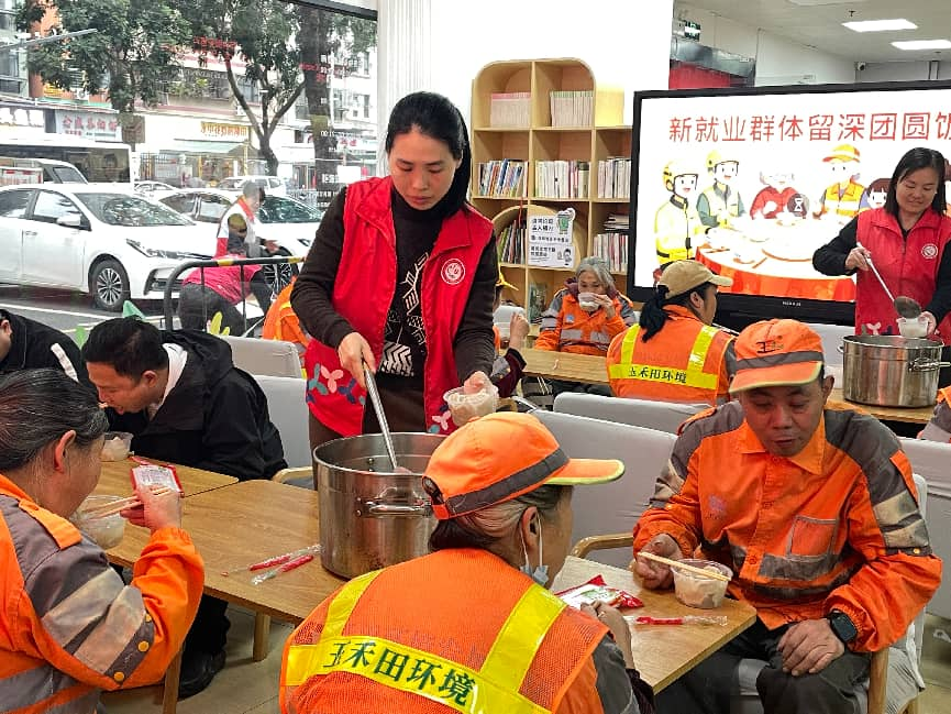 春联福字送上门 饺子汤圆暖人心 凤凰岗社区让留深建设者过个“温暖年”