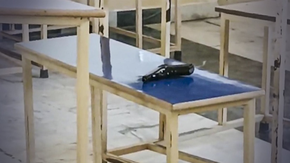 印度一法学院男生求婚被拒，在教室直接掏枪崩了女同学，随后举枪自尽未遂