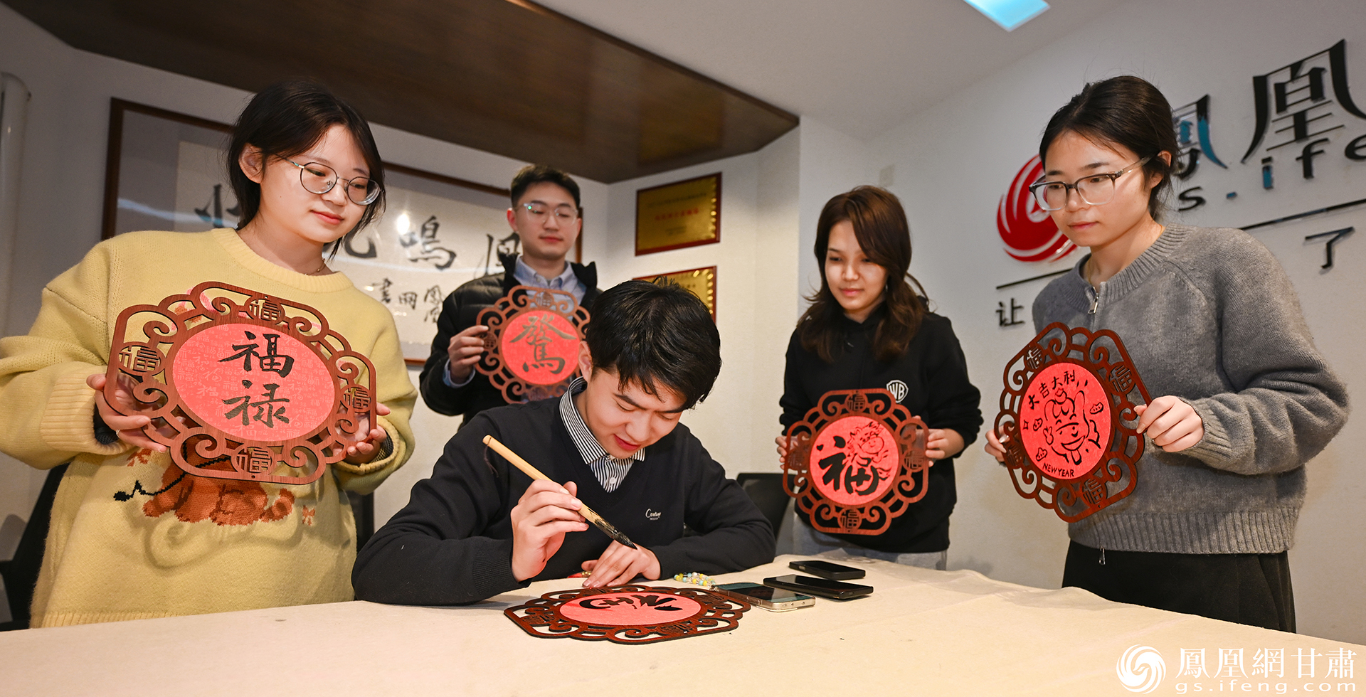 凤凰网甘肃频道小伙伴们争相向书法家求墨宝