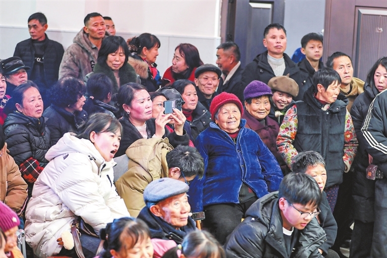 场内老少戏迷看得津津有味。