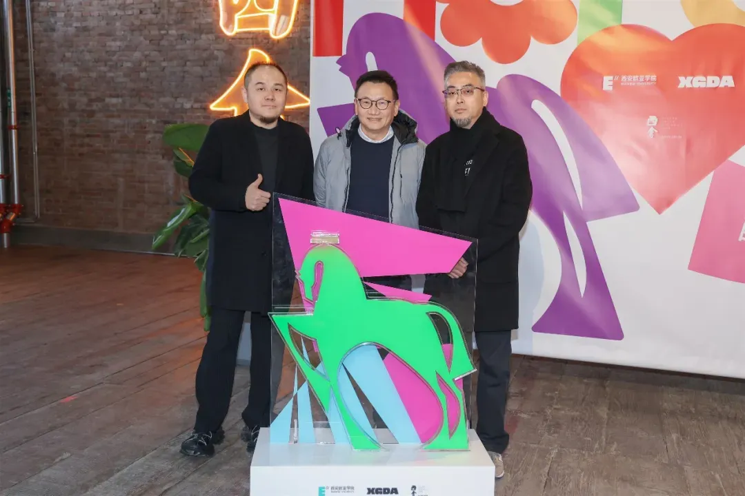西安欧亚学院董事长胡建波、XGDA 西安市平面设计协会主席姜延与Local本地创办人宋群共同为展览启幕