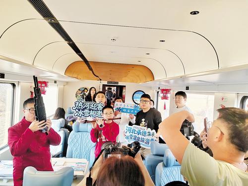 2月10日,“星光·燕赵号”旅游列车上,演艺人员正在车厢内表演。 本报记者 方素菊摄