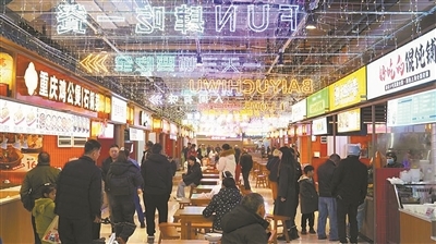 美食集市吸引众多市民前来