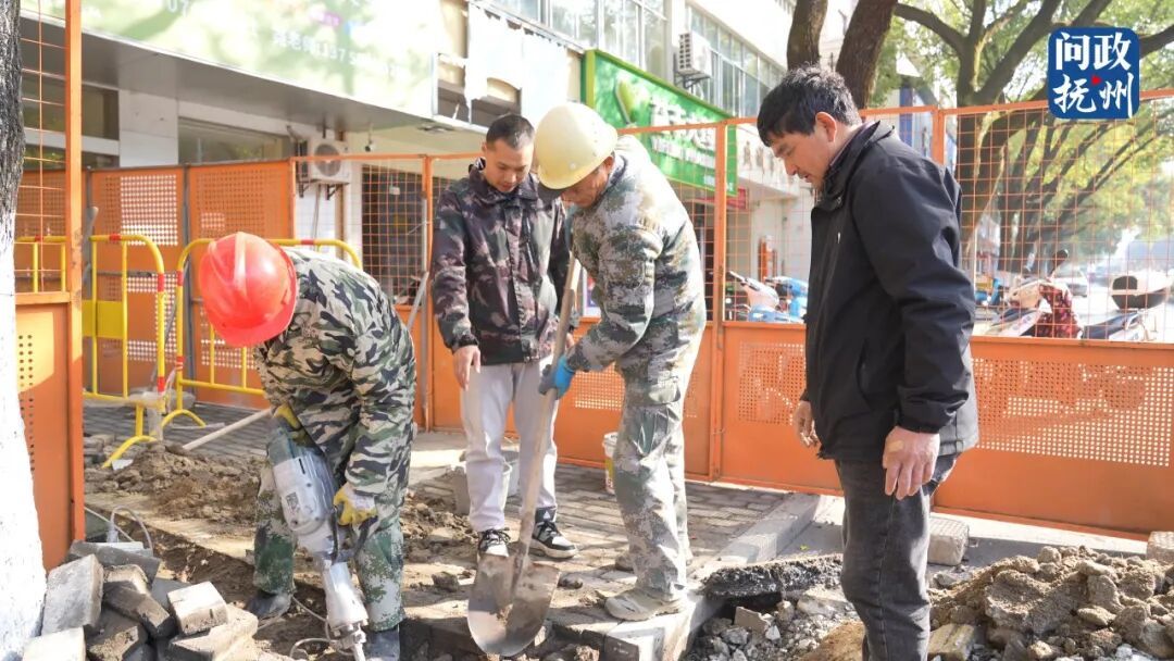 抚州临川区恒盛城市花园小区下水道堵塞致污水外溢 影响行人出行