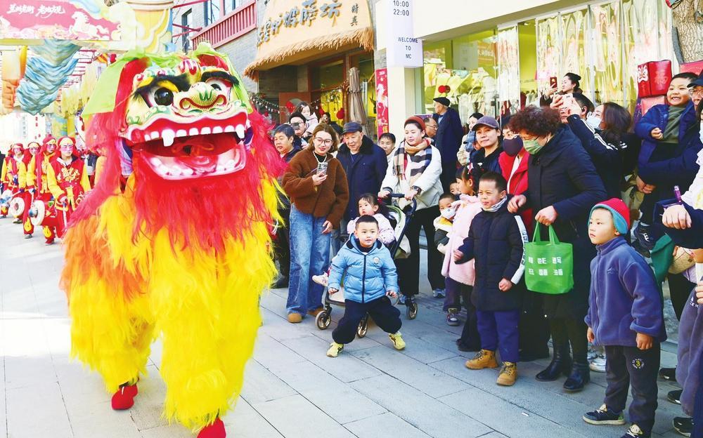 2月10日，兰州老街“非遗中国年”新春主题活动正式启幕。活动现场，踩高跷、太平鼓、舞狮等民俗表演精彩纷呈，为广大市民与游客献上一场年味浓郁、喜庆热闹的新春文化盛宴。