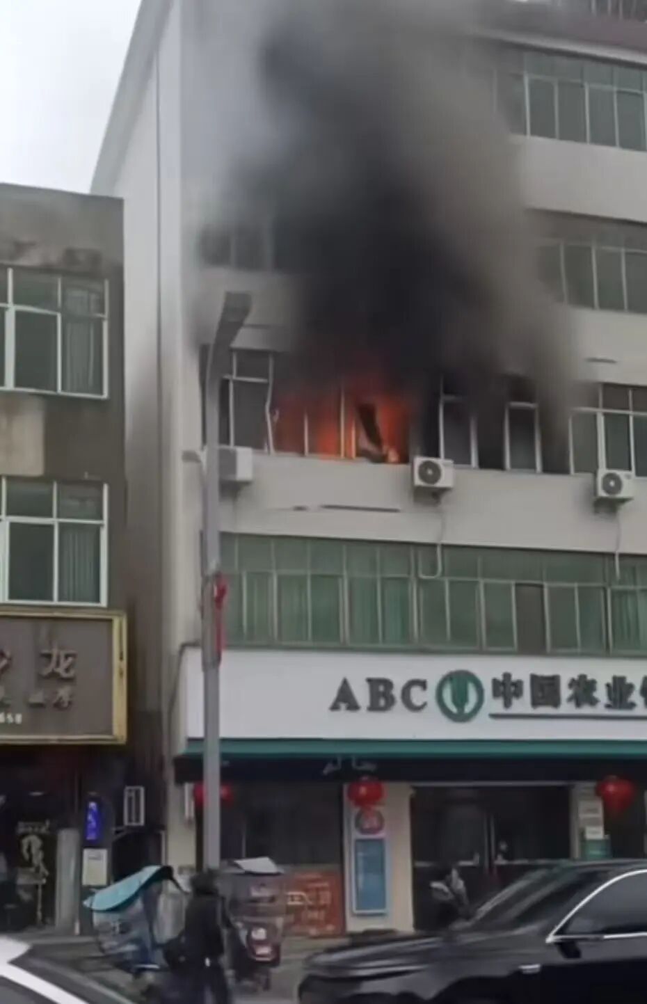 图据网友视频截图