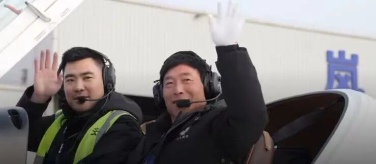 父子开飞机返乡（受访者供图，图源：鲁网）