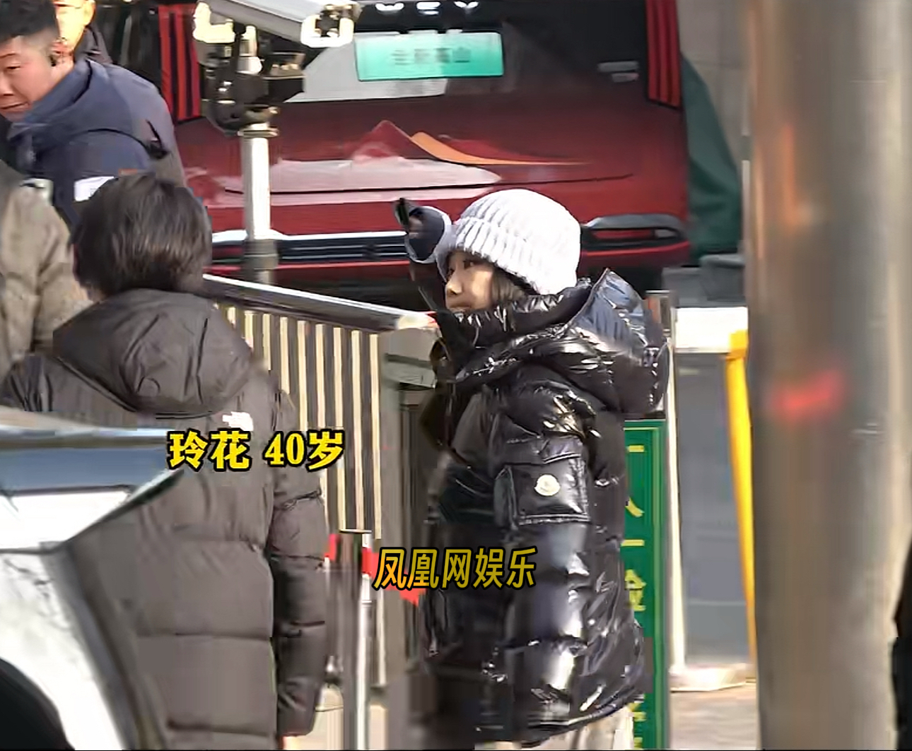 玲花现身2026央视春晚第三次联排,和大家打招呼好有气质。