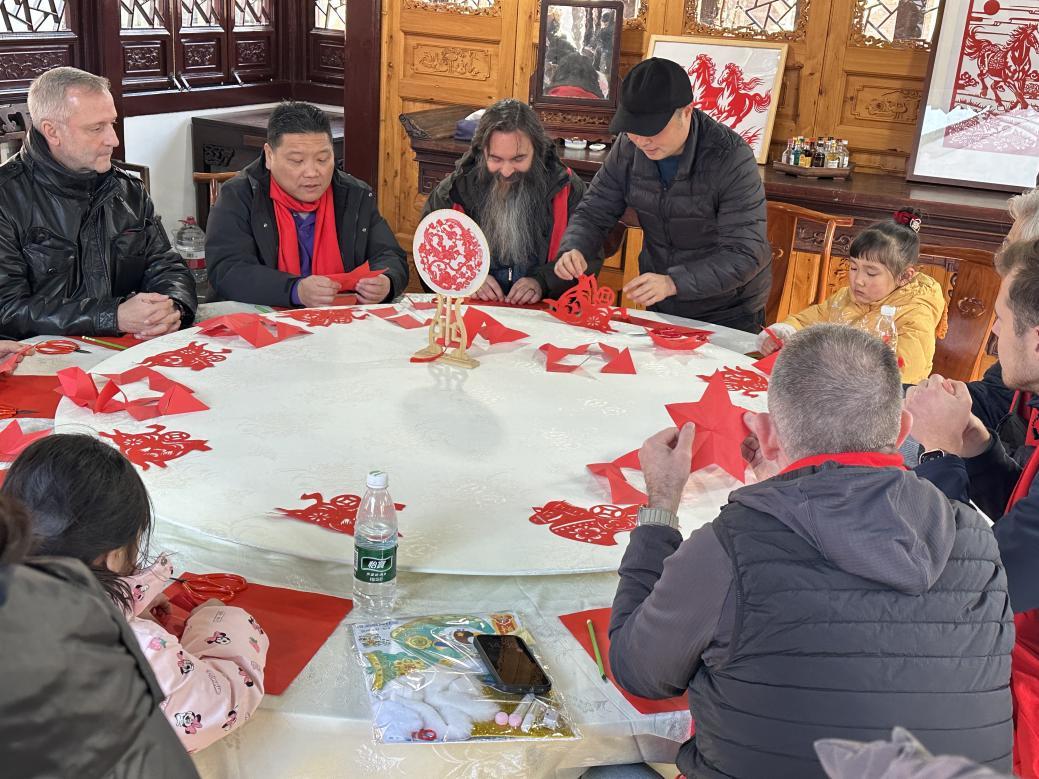 外籍人才体验剪纸