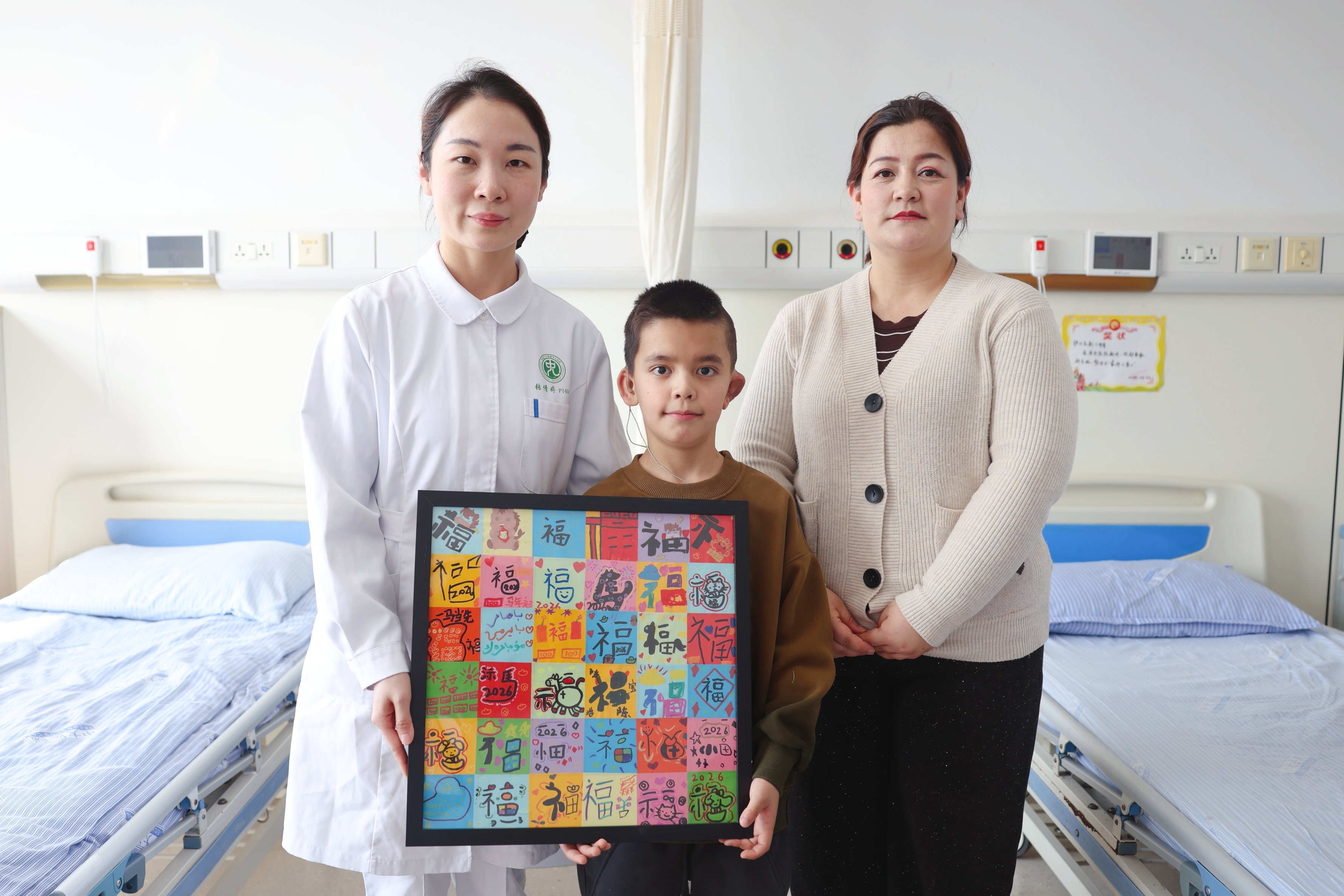 住院期间，伊力亚斯参与创作的“百福图”。王倩 摄