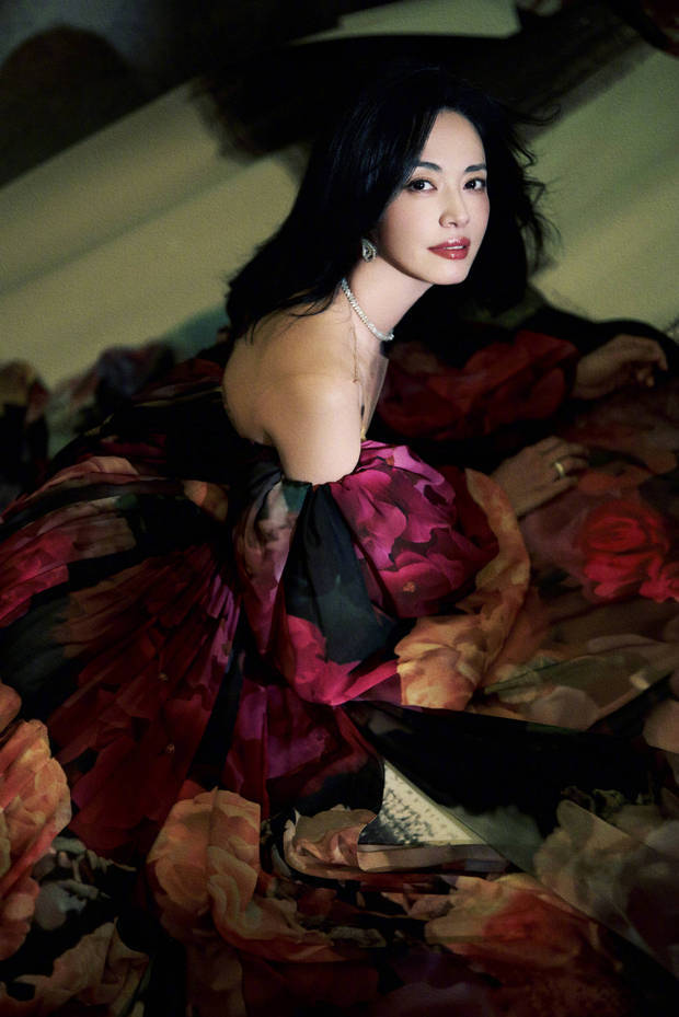 姚晨侧身回眸，油画感十足。