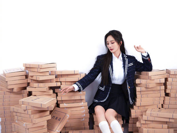 杨幂身姿曼妙，曲线迷人。