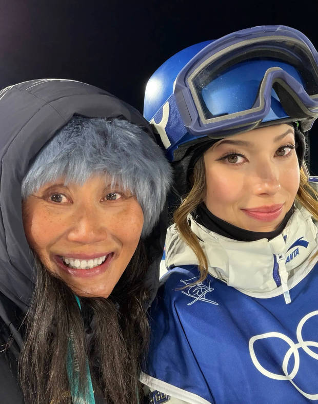 谷爱凌晒出与妈妈的合照。