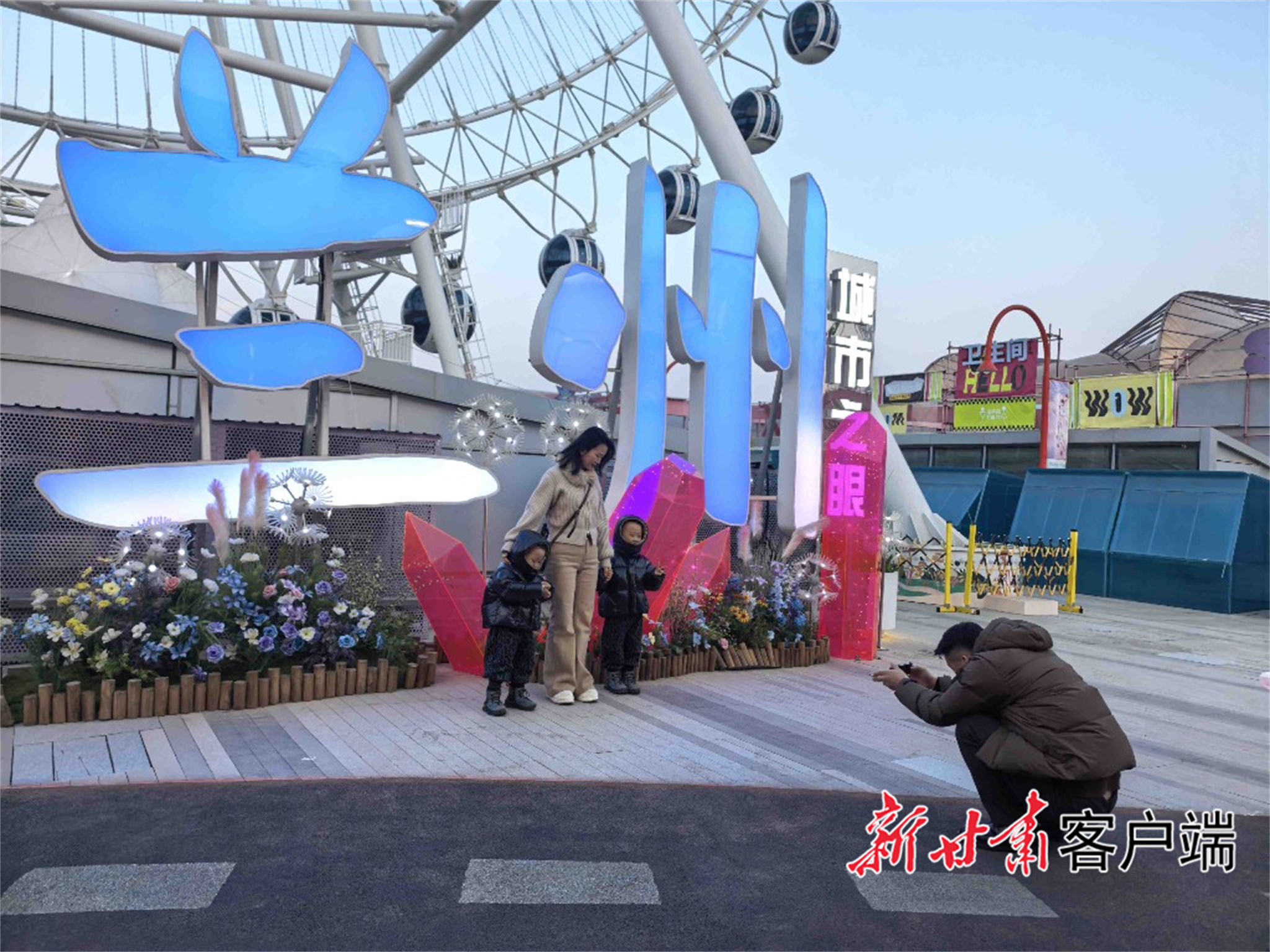 游客在万达茂打卡　新甘肃&middot;甘肃日报记者　杜雪琴　摄